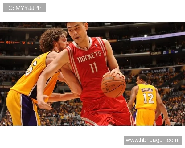 姚明踢脚球的趣味瞬间与篮球巨星的另类运动体验